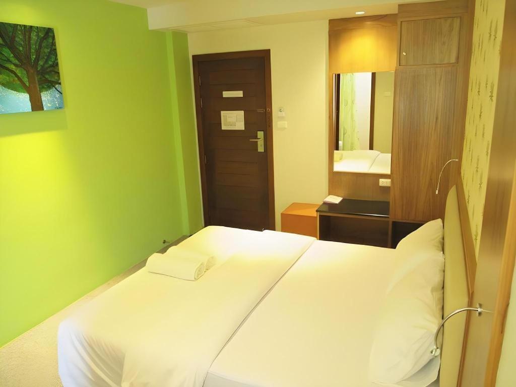 Phuket Ecozy Hotel Exterior photo